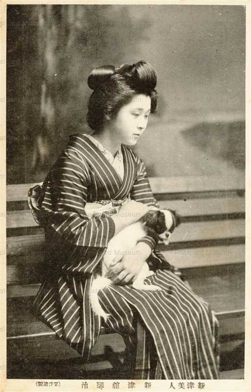 ba055-犬を抱く女性