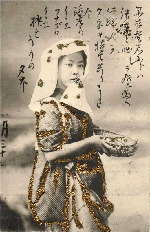bk019-籠を持つ頭に手拭を被った女性 桃とうりのタネ