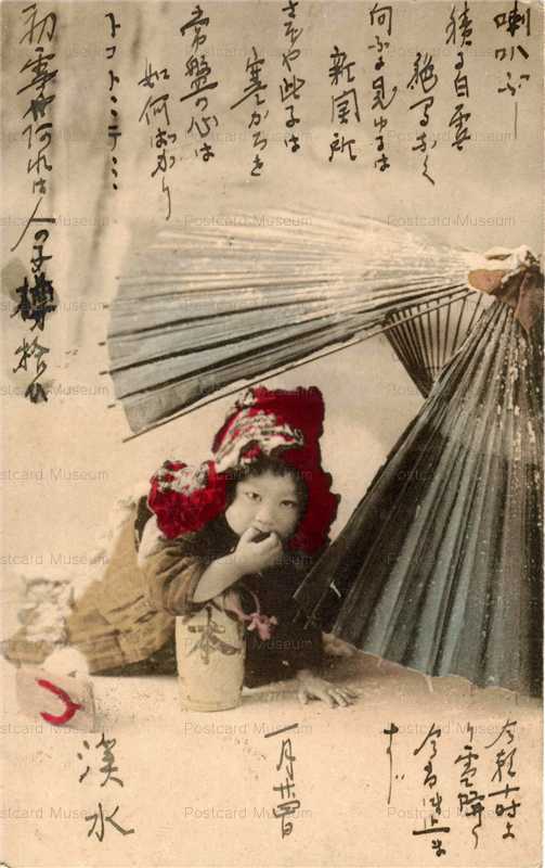 bk029-破れ傘に入る子供 雪