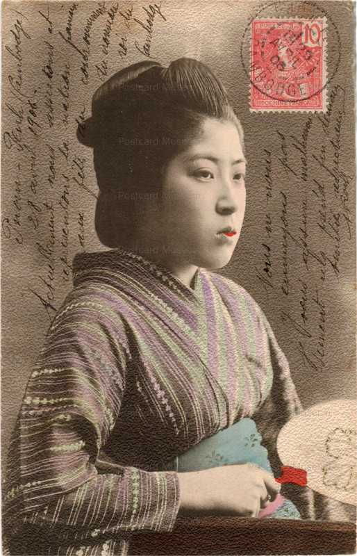 bk031-団扇を持つ和装女性