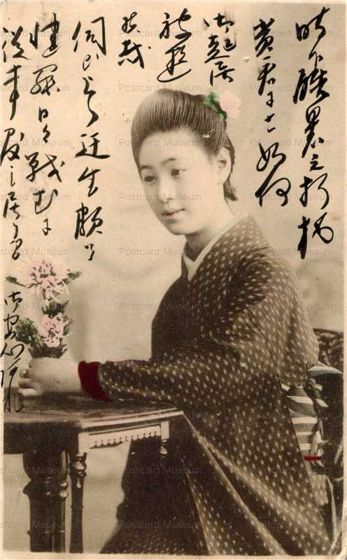 bk032-テーブルの花を摘み椅子に座る女性