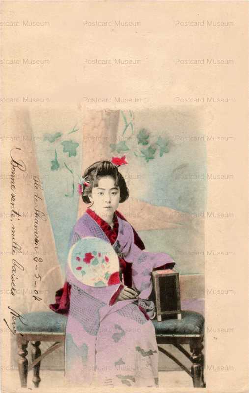 br200-団扇を持ち椅子に腰かける美人 虫籠