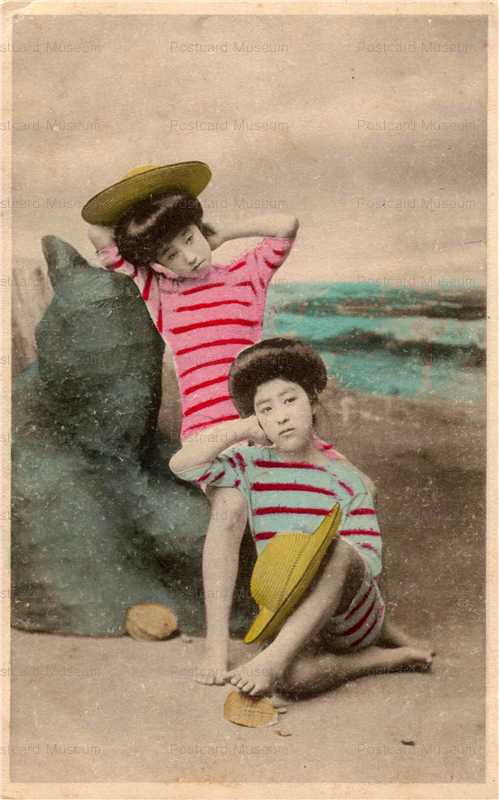 bs006-麦藁帽子を持つ縞水着二人