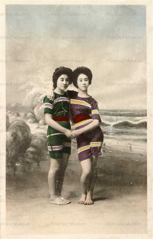 bs007-肩を組む縞水着仲良し二人