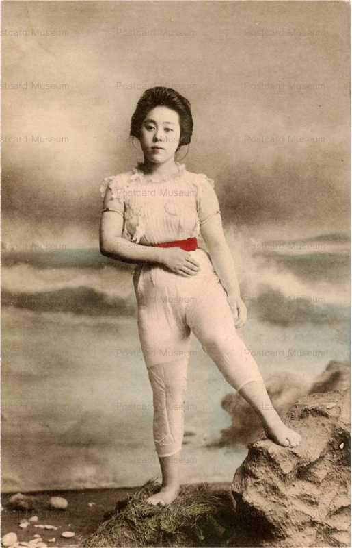 bs015-岩場に立つ水着