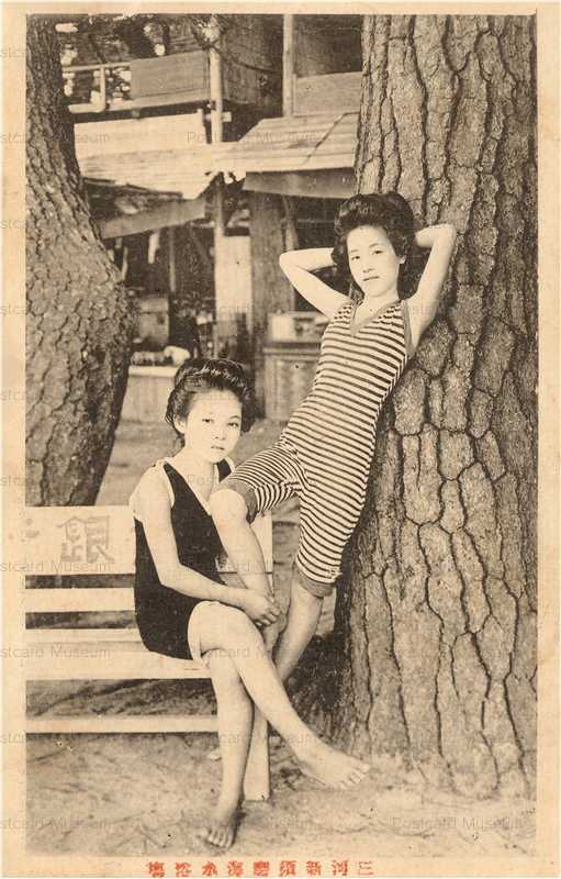 bs400-水着二人 三河新須磨海浜浴場 木 ベンチ