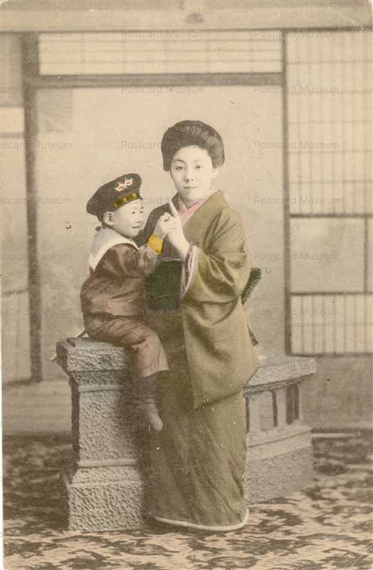 fb160-水平帽の少年と母親