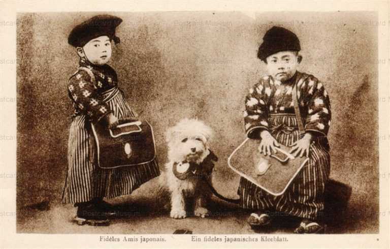fb375-学童鞄持つ少年二人と犬