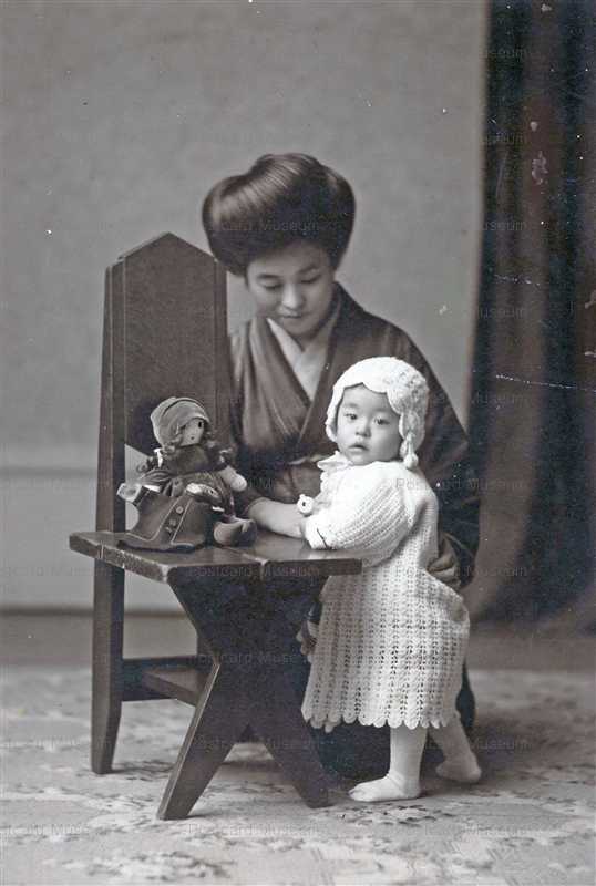fib100-椅子においた人形を子供と女性