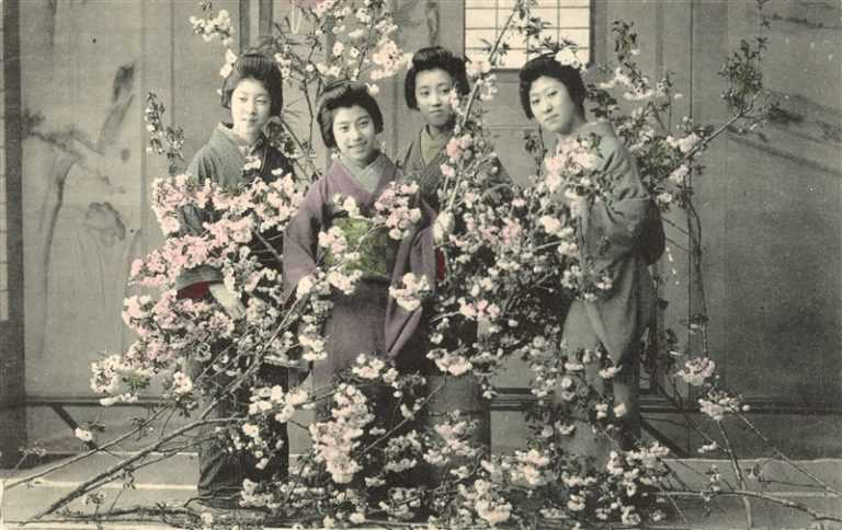 fk300-花木を持つ女性四人