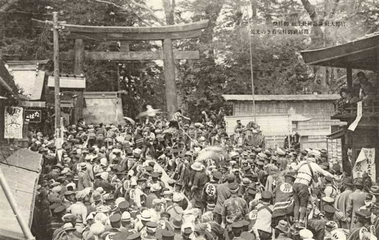 yt1155-Suwa jinja Onbashirasai Nagano 官幣大社諏訪神社上社 御柱祭 鳥居前御柱曳着きの光景 長野