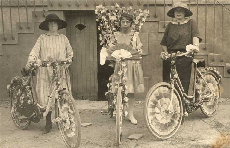 car770-Bicycle Cycling Bike Flower Parade Lady