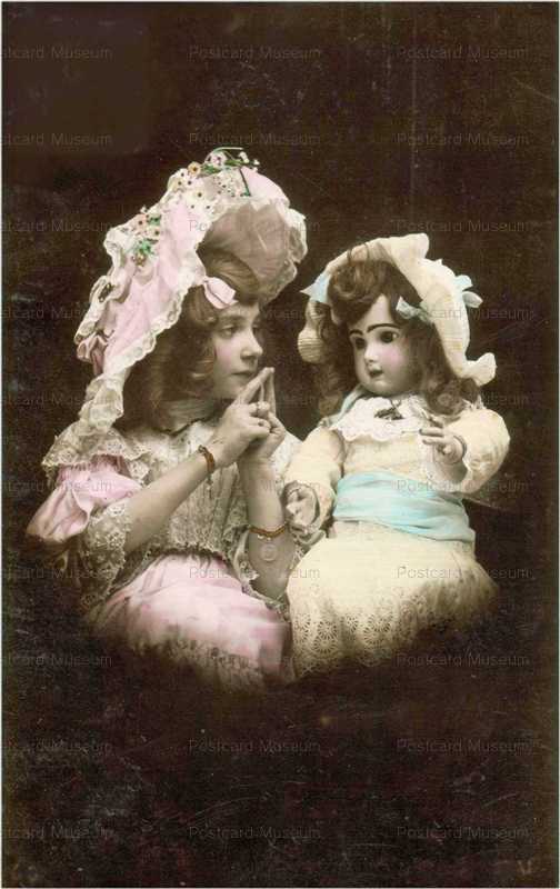 do001-Big Bonnet Girl Moi et ma Poupee