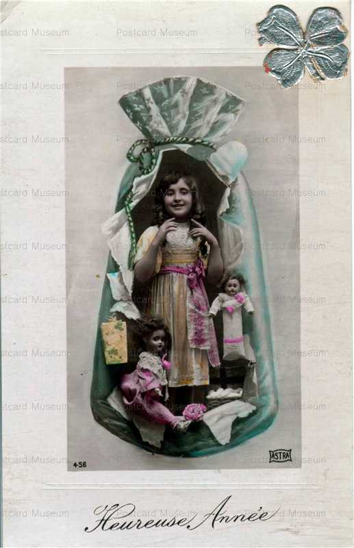 do050-Girl and Dolls in Bag