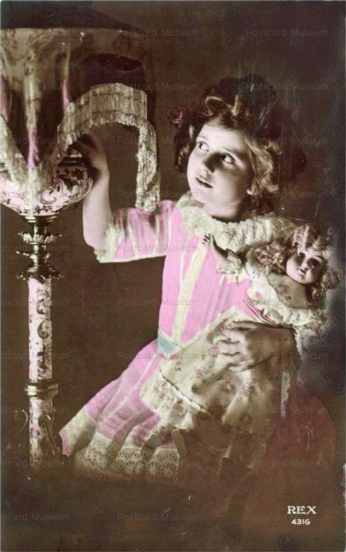 do077-Girl&Doll&Lamp