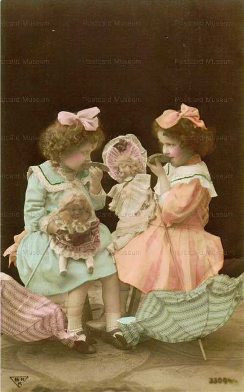 do080-2Girls with Ribbon and Parasol