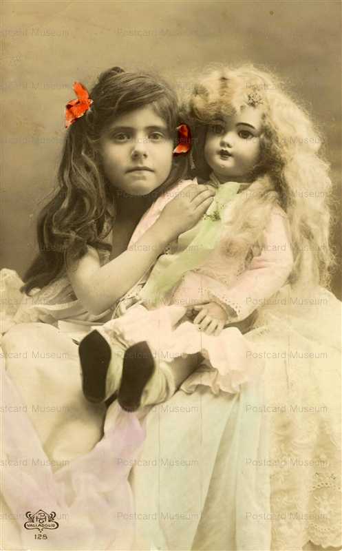do090-Girl with Huge Doll Jumeau