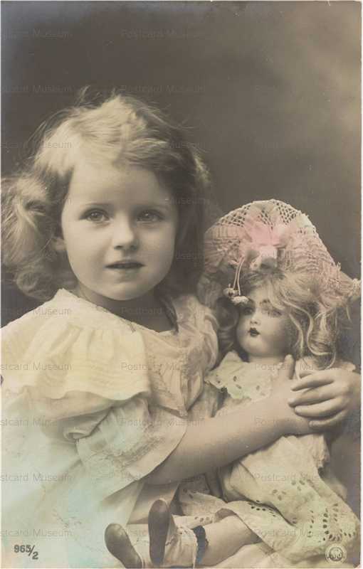 do105-Girl with Big Doll Kammer Reinhardt Type