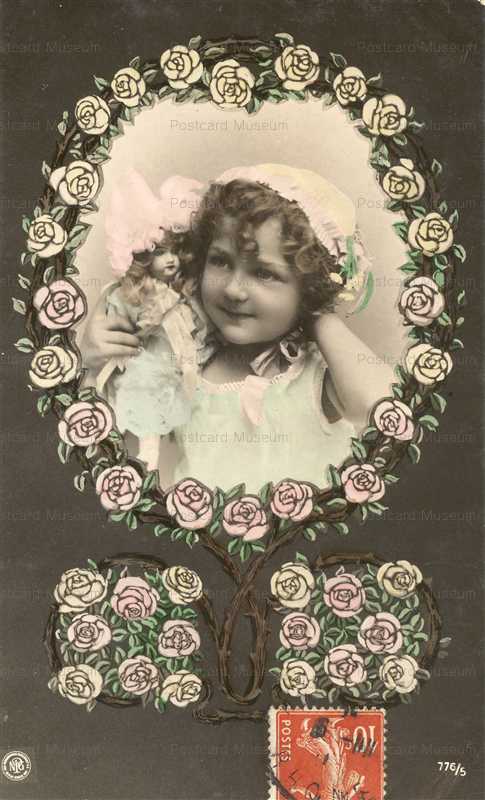 do267-AK139 Fillette Poupee Doll Medaillon Roses