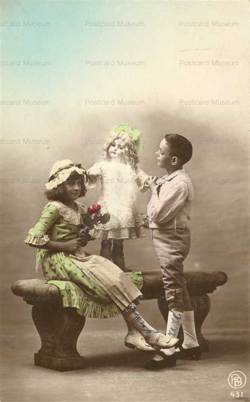 do270-Enfants et Poupee Jumeau