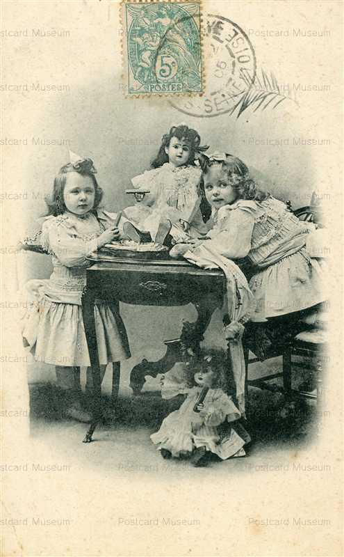 dob052-2Girls&2Dolls