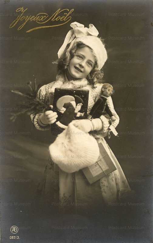 dob098-Girl with Doll