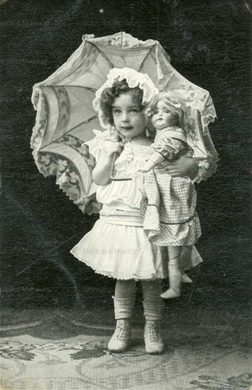 dob110-Parasol Girl Carries Doll
