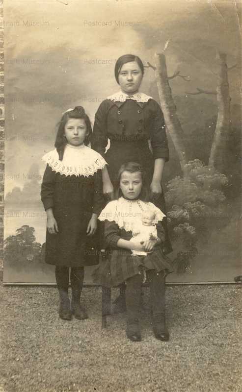 dob140-Three Girls with Doll