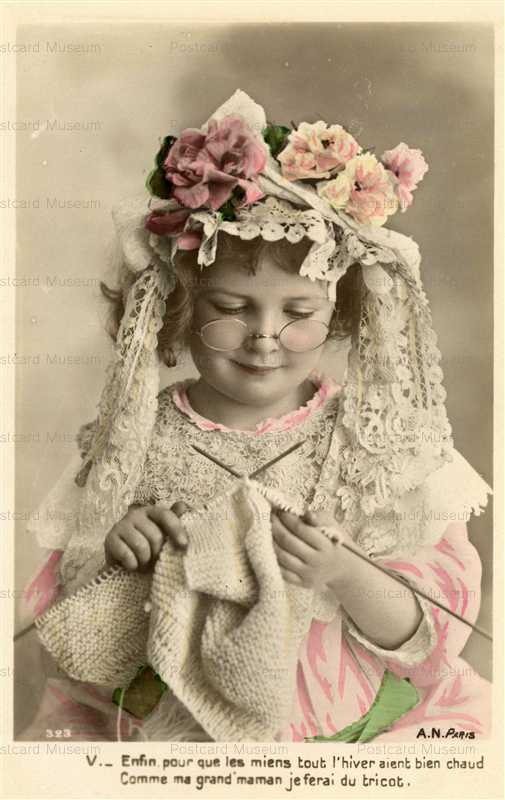 eg048-Child Girl Knitting