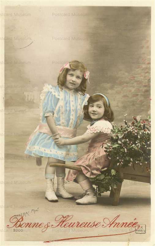 eg090-Cute Girls with Flowers Bonne Heureuse Annee