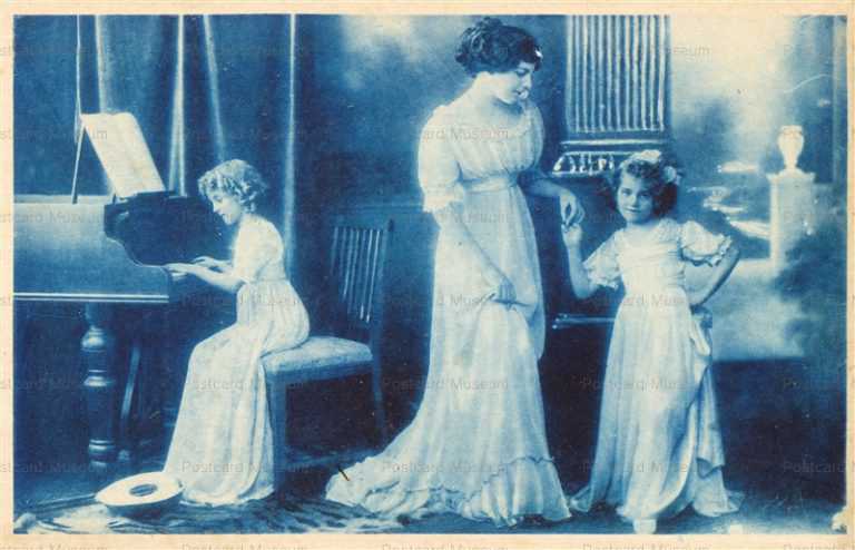 eg190-Girls and Mother