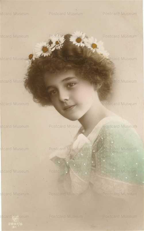 eg208-Edwardian Fashion Daisy Hair Chain Girl