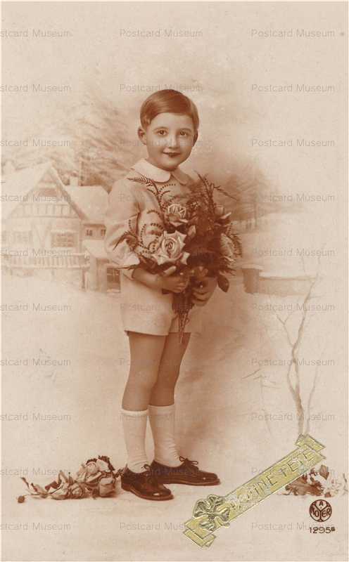 eg530-Boy with Roses Bouquet