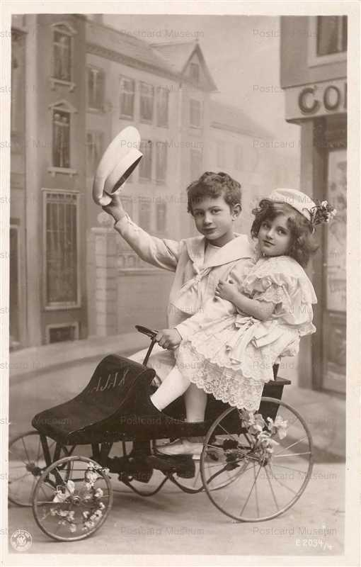 egb095-Children in Car Enfants et Voiture tres belle carte