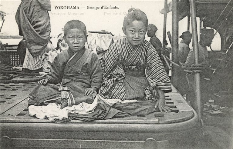 p017-Yokohama c.1904-07 Children on boat 船上の子供 横浜