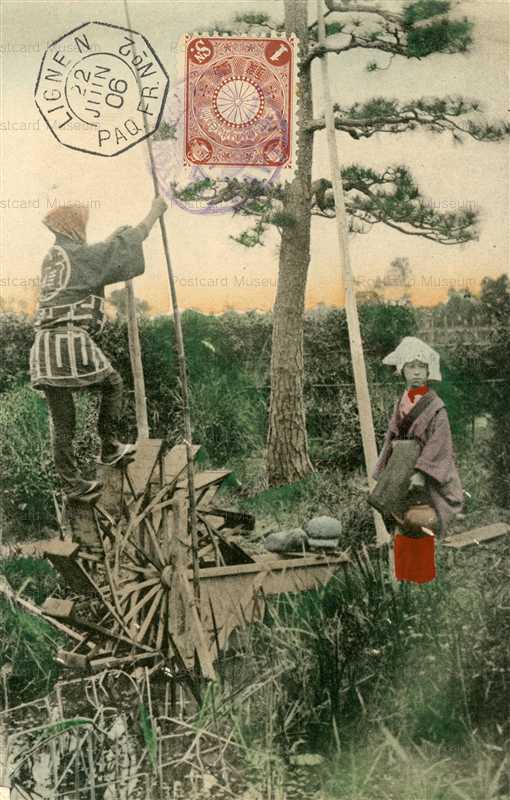 fk105-水車を廻す男性とやかんを持つ女性