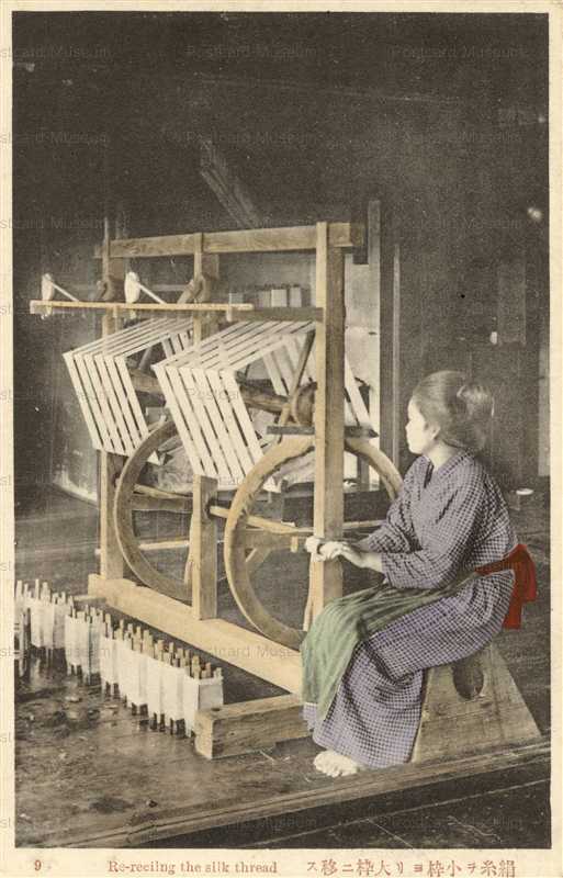 fk140-絹糸を小枠より大枠に移す女性