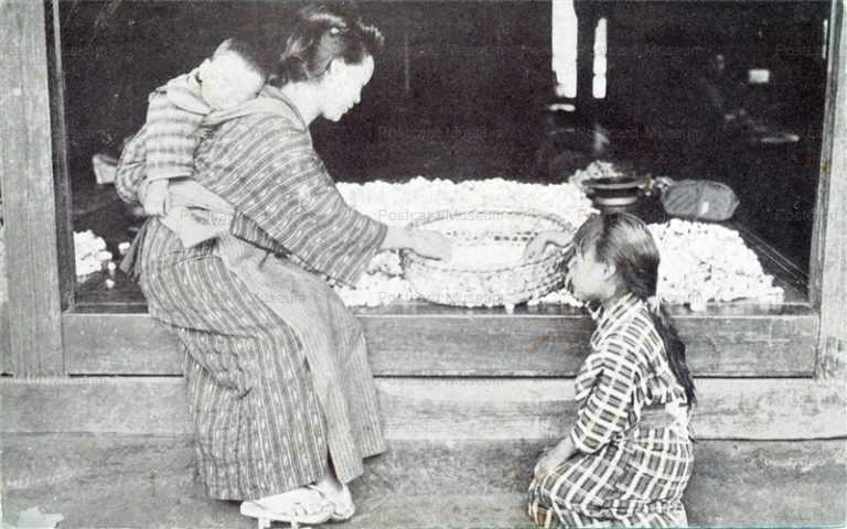 fk145-繭選別作業中の母子