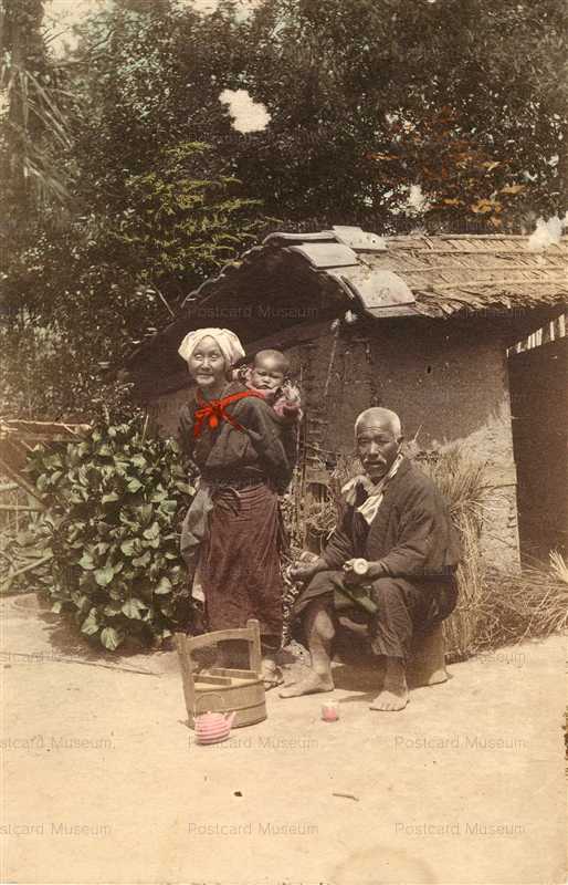 fk185-老夫婦 孫を背負う