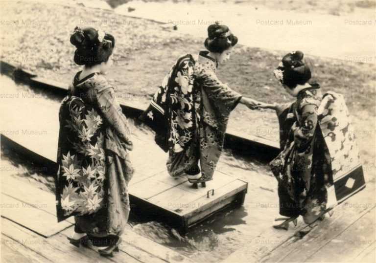 mb023-舞妓三人 川辺