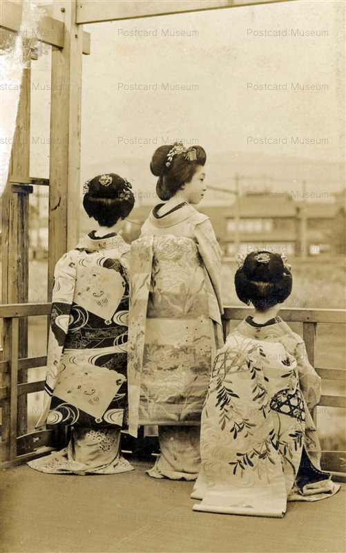 mb055-舞妓三人 後姿 帯