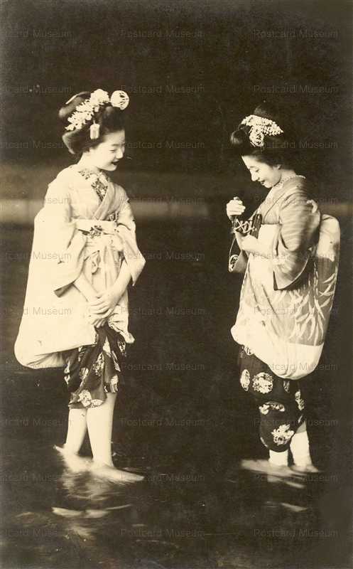 mb120-舞妓 カメラ 水遊び