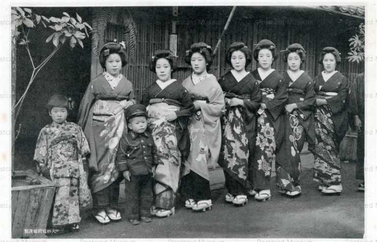 mb600-舞妓七人と子供二人