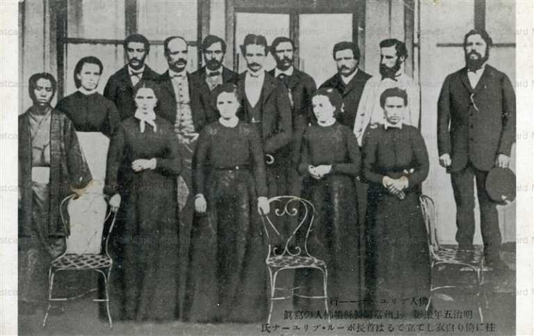 lg750-Tomioka Silk Mill Gunma 佛人ブリューナ氏一行 富岡製絲場佛人の寫眞 柱に椅り白衣して立てるは首長ポール・ブリューナ氏