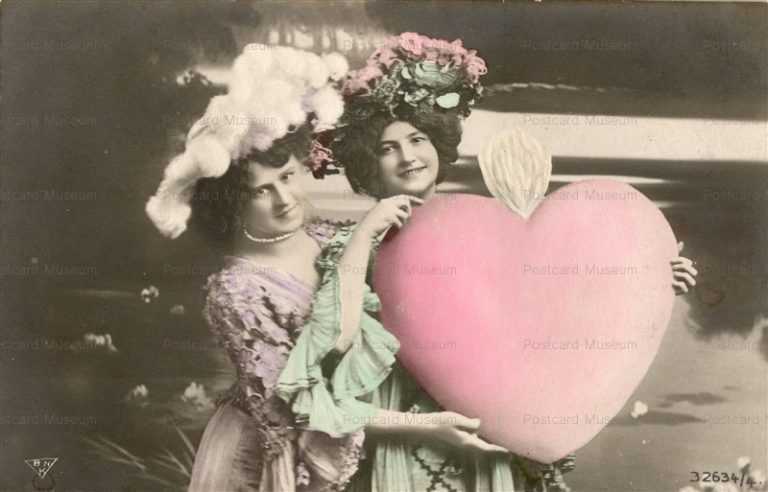el095-Valentine Two Pretty Ladies Holding A Giant Heart