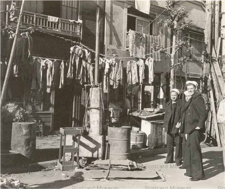 thd340-Sailors Laundry 東京 洗濯物 昭和20年10月